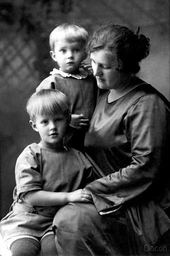 1924 Porträtt Hildur, Stig, Bo-Erik.jpg - Foto från 1924 med mor Hildur, barnen Bo-Erik och Stig Sjöberg. 